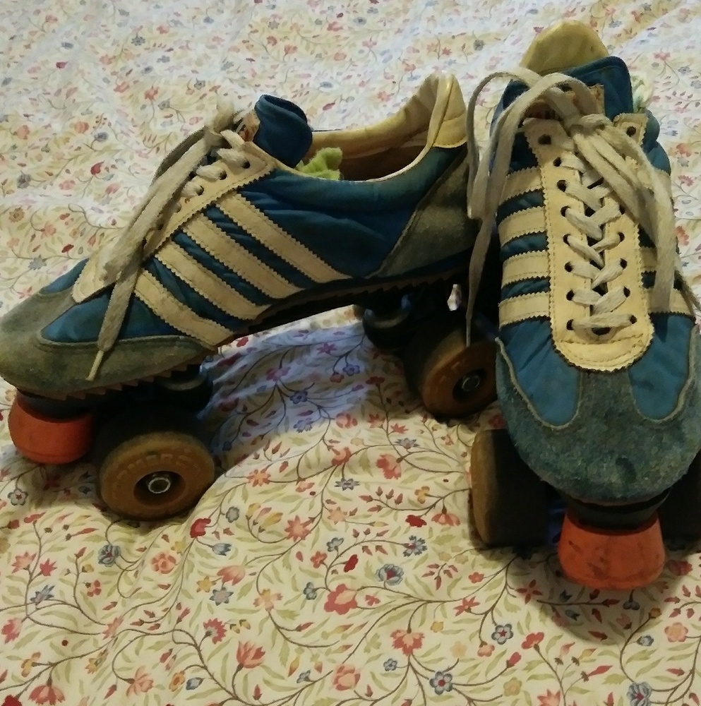 "Athletic shoe" rollerskates - vintage